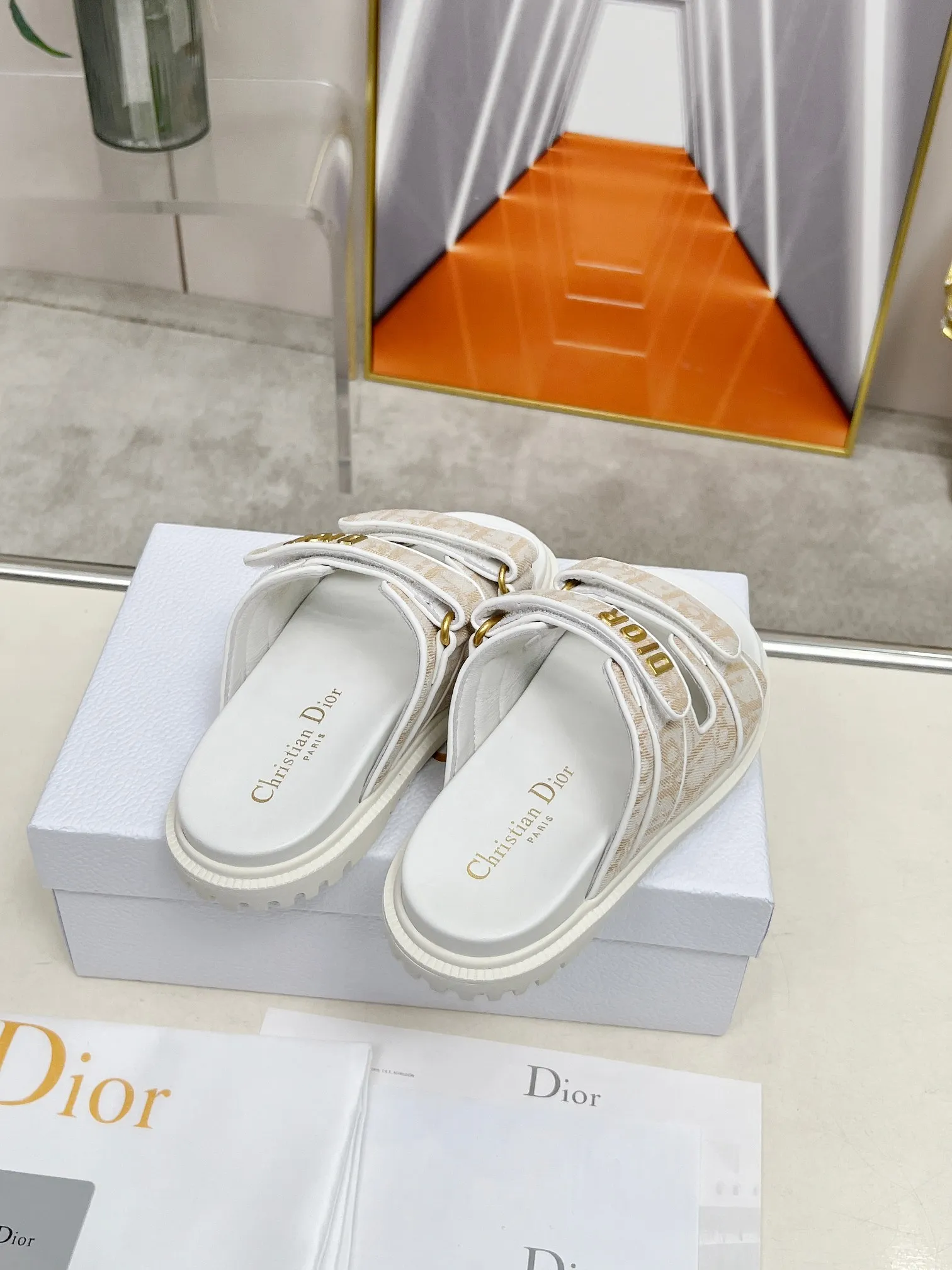 👟👟Ex-factory price 480👟👟Dior👏👏New classic style. 🔥Purchasing-level qualityThick-soled slippers popular in foreign counters. Upper➕Inner: original customized material, original mold opening of sole 1.1 (lightweight, code number 35-40 (41/42 can be customized)